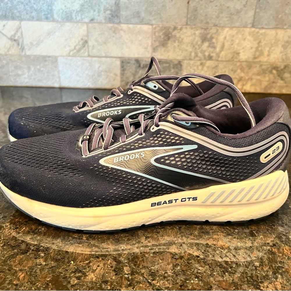 Brooks Beast GTS Men's Running Shoes - Navy and White